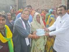 खनवारी में पीड़ित परिवार के घर पहुंचे राजा भैया, बंधाया ढांढस, दी तीन लाख की आर्थिक सहायता