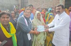 खनवारी में पीड़ित परिवार के घर पहुंचे राजा भैया, बंधाया ढांढस, दी तीन लाख की आर्थिक सहायता