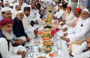 सपा नेता वसीम अंसारी के रोजा इफ्तार में दिखी आपसी समरसता