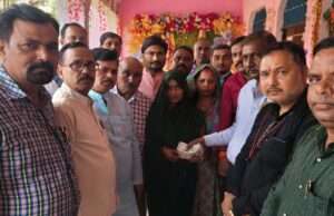 मृतक शिक्षामित्र के परिवार को शिक्षक-शिक्षामित्र संगठनों ने दी आर्थिक सहायता