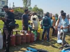 कोरांव में गैस सिलेंडर की किल्लत से लोग परेशान, लंबी कतारों के बाद भी नहीं मिल रहा सिलेंडर