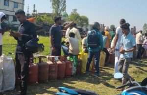 कोरांव में गैस सिलेंडर की किल्लत से लोग परेशान, लंबी कतारों के बाद भी नहीं मिल रहा सिलेंडर