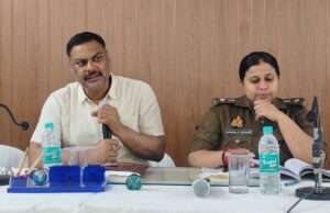 नवरात्र मेला के तैयारियो को लेकर डीएम व एसपी ने अधिकारियो संग बैठक कर ली जानकारी