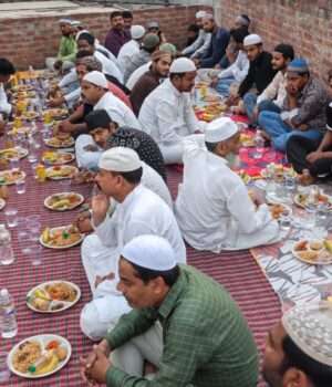 मोहल्ला श्यामलाल पुरवा में रोज़ा इफ्तार का आयोजन