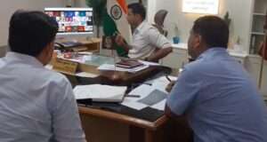 जिलाधिकारी ने एल.पी.जी. आपूर्ति की समीक्षा की; कालाबाजारी और अनियमितता बरतने वाले गैस वितरकों पर होगी कठोर कार्रवाई