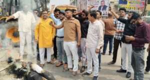 योगी आदित्यनाथ की माता कः बारे मे अपशब्द कहने बाले मौलाना का फूंका पूतला