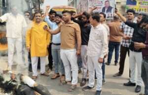 योगी आदित्यनाथ की माता कः बारे मे अपशब्द कहने बाले मौलाना का फूंका पूतला