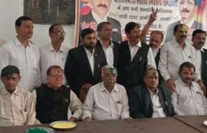 अधिवक्ताओं ने मनाया होली मिलन समारोह, एक-दूसरे को गुलाल लगाकर दी बधाई