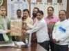 व्यापार मंडल ने डीएम रविन्द्र सिंह को किया सम्मानित