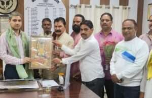 व्यापार मंडल ने डीएम रविन्द्र सिंह को किया सम्मानित