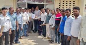 मानदेय न मिलने से ब्लॉक में मनरेगा कर्मियों का प्रदर्शन