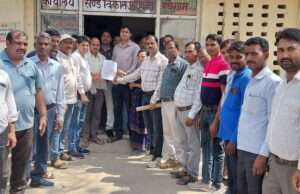 मानदेय न मिलने से ब्लॉक में मनरेगा कर्मियों का प्रदर्शन