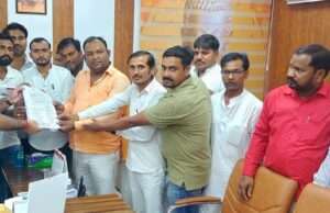 अधिकारियो के आदेश की धज्जिया उड़ा रहे नगर पालिका अध्यक्ष पडरौना