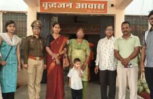 शिक्षक दंपती ने वृद्धाश्रम में मनाया बिटिया का जन्मदिन, बुजुर्गों का लिया आशीर्वाद