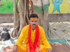 डीएम कार्यालय के बाहर आमरण अनशन पर बैठे पूर्व लोकसभा प्रत्याशी वेद प्रकाश मिश्रा