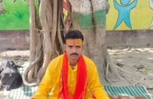 डीएम कार्यालय के बाहर आमरण अनशन पर बैठे पूर्व लोकसभा प्रत्याशी वेद प्रकाश मिश्रा