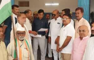 चुनाव प्रक्रिया में धांधली का आरोप, कांग्रेस नेताओं ने राज्यपाल को सौंपा ज्ञापन