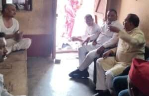 मृतक के शव को चूहों द्वारा कुतरने के मामले में सपा प्रतिनिधिमंडल ने परिजनों से की मुलाकात