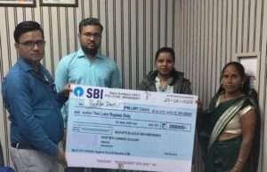 बीमा सहायता का चेक पाकर जताया आभार