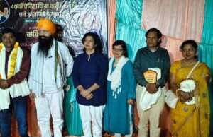 इंकलाब के नारों से गूंजा आसमान, देर रात तक चला कवि सम्मेलन