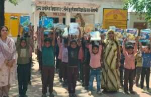 सौंरई बुजुर्ग में छात्र-छात्राओं को वितरित की गईं नई किताबें