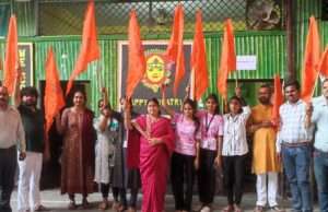 हिन्दू नववर्ष पर अक्षय जन सेवा समिति ने बांटे ‘ॐ’ ध्वज, संस्कृति से जुड़ने का दिया संदेश