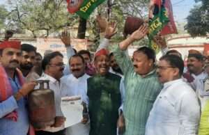 एलपीजी गैस सिलिंडर को लेकर सपा ने किया प्रदर्शन