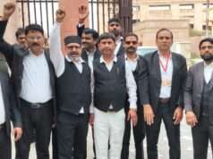 सुरक्षा और सुविधाओं को लेकर लखनऊ में अधिवक्ताओं ने भरी हुंकार