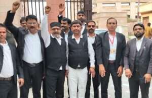 सुरक्षा और सुविधाओं को लेकर लखनऊ में अधिवक्ताओं ने भरी हुंकार