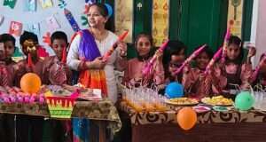 बच्चों संग धूमधाम से मनाई गई होली, पिचकारी व उपहार पाकर खिल उठे नन्हे चेहरे