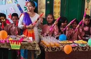 बच्चों संग धूमधाम से मनाई गई होली, पिचकारी व उपहार पाकर खिल उठे नन्हे चेहरे