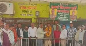 रोडवेज बस चालू कराए जाने से गदगद पार्टी पदाधिकारियों ने अजय सोनी का माल्यार्पण कर किया अभिनंदन