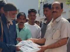 लालगोपालगंज में पूर्व चेयरमैन ने बांटी खुशियां, ईदी पाकर जरूरतमंदों के खिले चेहरा