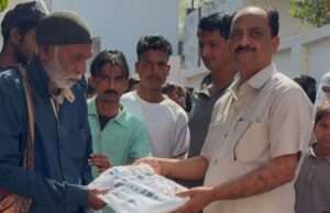 लालगोपालगंज में पूर्व चेयरमैन ने बांटी खुशियां, ईदी पाकर जरूरतमंदों के खिले चेहरा