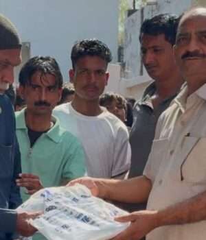 लालगोपालगंज में पूर्व चेयरमैन ने बांटी खुशियां, ईदी पाकर जरूरतमंदों के खिले चेहरा