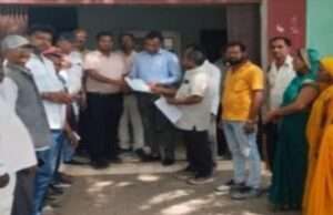 खंड विकास शंकरगढ़ कार्यालय पर किया धरना प्रदर्शन। ज्ञापन सौंपते मनरेगा कर्मी