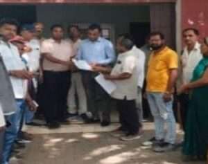 खंड विकास शंकरगढ़ कार्यालय पर किया धरना प्रदर्शन। ज्ञापन सौंपते मनरेगा कर्मी