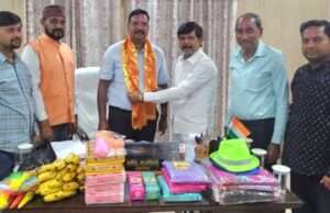 जेल में बंदियों संग मनाई होली, समिति ने पहुंचाया अबीर-गुलाल व गुझिया