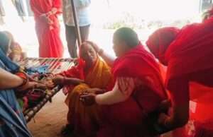 शिक्षामित्र की आत्महत्या से मचा हड़कंप, गुलाबी गैंग लोकतांत्रिक पहुंचा चौखट पर