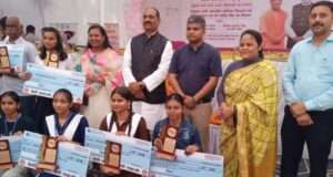 सरदार पटेल इंटर कॉलेज सिकरो की पांच टॉपर छात्राएं हुई पुरस्कृत