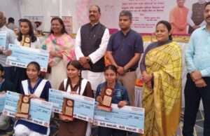 सरदार पटेल इंटर कॉलेज सिकरो की पांच टॉपर छात्राएं हुई पुरस्कृत