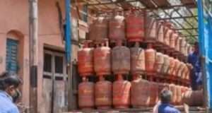 नहीं हो रही गैस बुकिंग नंबरों पर, घरेलू गैस उपभोक्ता परेशान