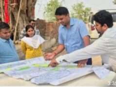 इरादतगंज हवाई पट्टी पर आवास विकास योजना के अंतर्गत भूमि का जिलाधिकारी ने किया निरीक्षण