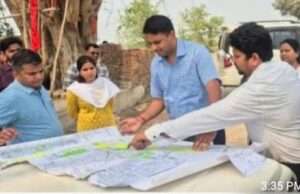 इरादतगंज हवाई पट्टी पर आवास विकास योजना के अंतर्गत भूमि का जिलाधिकारी ने किया निरीक्षण
