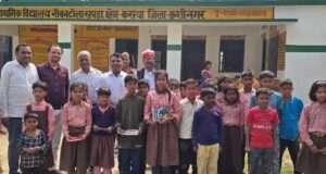 उप जिलाधिकारी कसया का विद्यालय मे औचक निरिक्षण बच्चो संघ भोजन