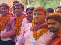 चुनाव परिणाम घोषित होते ही विजयी प्रत्याशियों को वकीलों ने फूलमालाएं पहनाकर बधाई दी