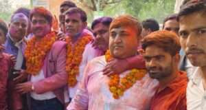 चुनाव परिणाम घोषित होते ही विजयी प्रत्याशियों को वकीलों ने फूलमालाएं पहनाकर बधाई दी