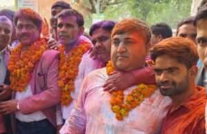 चुनाव परिणाम घोषित होते ही विजयी प्रत्याशियों को वकीलों ने फूलमालाएं पहनाकर बधाई दी