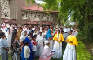 गुड फ्राइडे पर चर्चेज में हुई प्रार्थना सभाएं, उमड़ा जनसैलाब – यीशु के सात वचन सुनकर छलकी आंखें