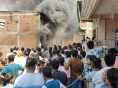 कोरांव बाजार में बिजली शॉर्ट सर्किट से हार्डवेयर गोदाम में लगी भीषण आग